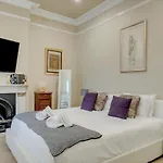 Mesmerising 3 Bedroom Home - Cinema Room & Spa Bath